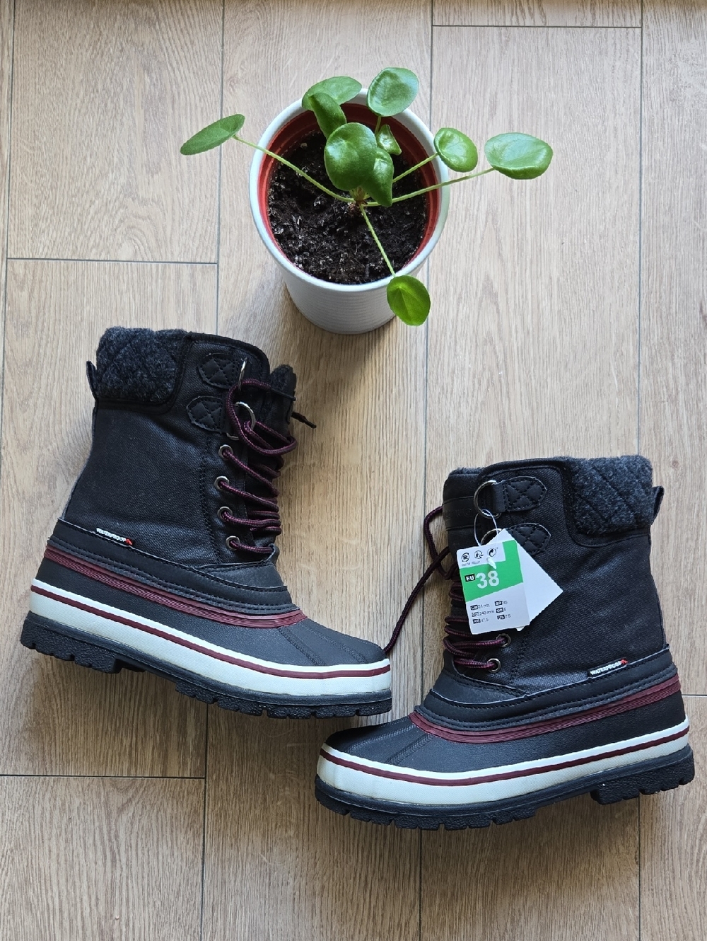 Quechua Women's Black and Burgundy Winter Boots